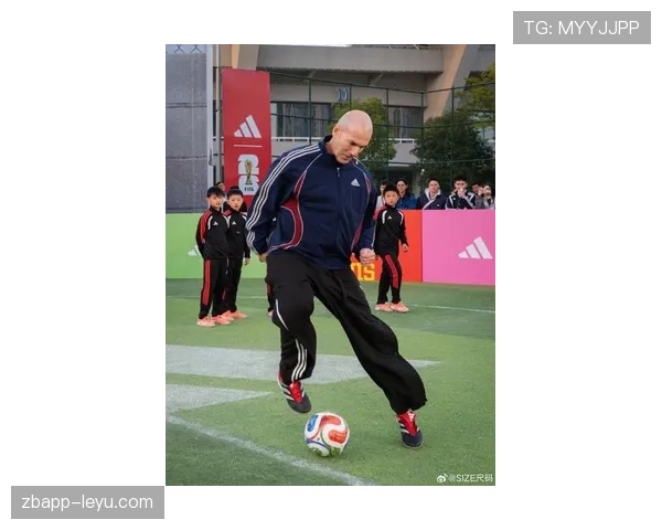 齐达内足球哲学启示：团队协作与个体创新共塑现代足球新范式