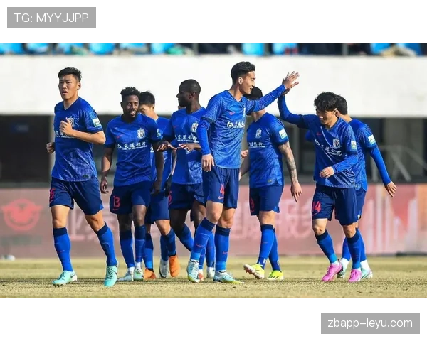 上海申花主场迎战劲敌，球迷热情助威点燃赛场