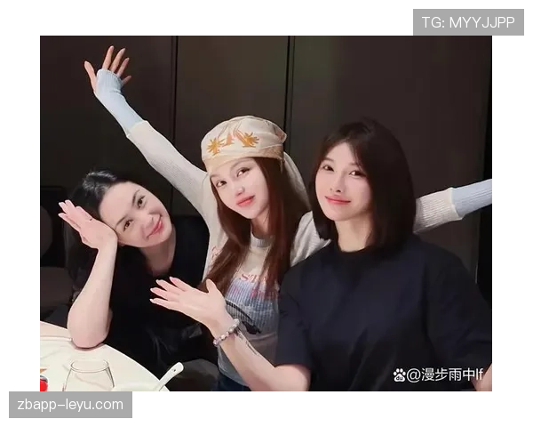 余依婷跟朋友聚会那架势，真不像个网红倒像豪门小公举啊！