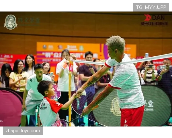 林丹赛场上拼命挥拍，家里却安静得像图书馆，太反差了吧！